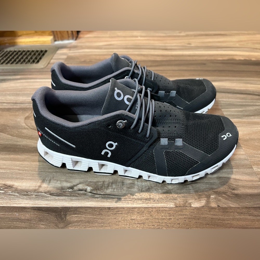 EUC Women's On Cloud 5 Black Running Shoes Size 7 ONLY WORN A COUPLE OF TIMES